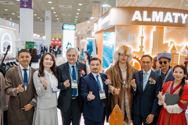 누르갈리 아르스타노프 주한 카자흐스탄 대사가 SITF 참가자 및 귀빈들과 함께 기념촬영을 하고 있다. 사진제공 카자흐스탄 대사관 