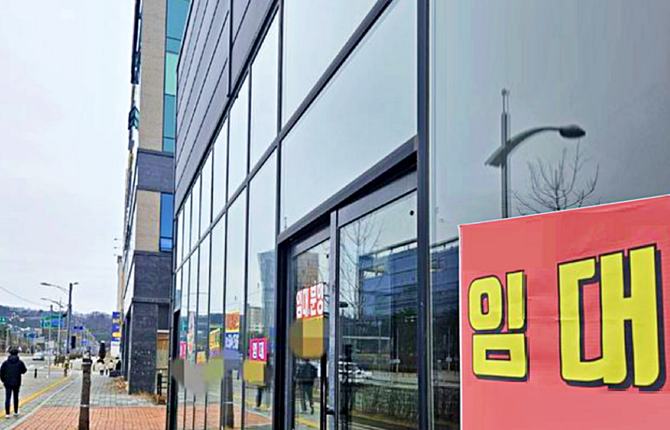 사진은 빈 상가 건물에 임대 문의 현수막 붙어 있다. / 사진 = 서울뉴스통신 DB