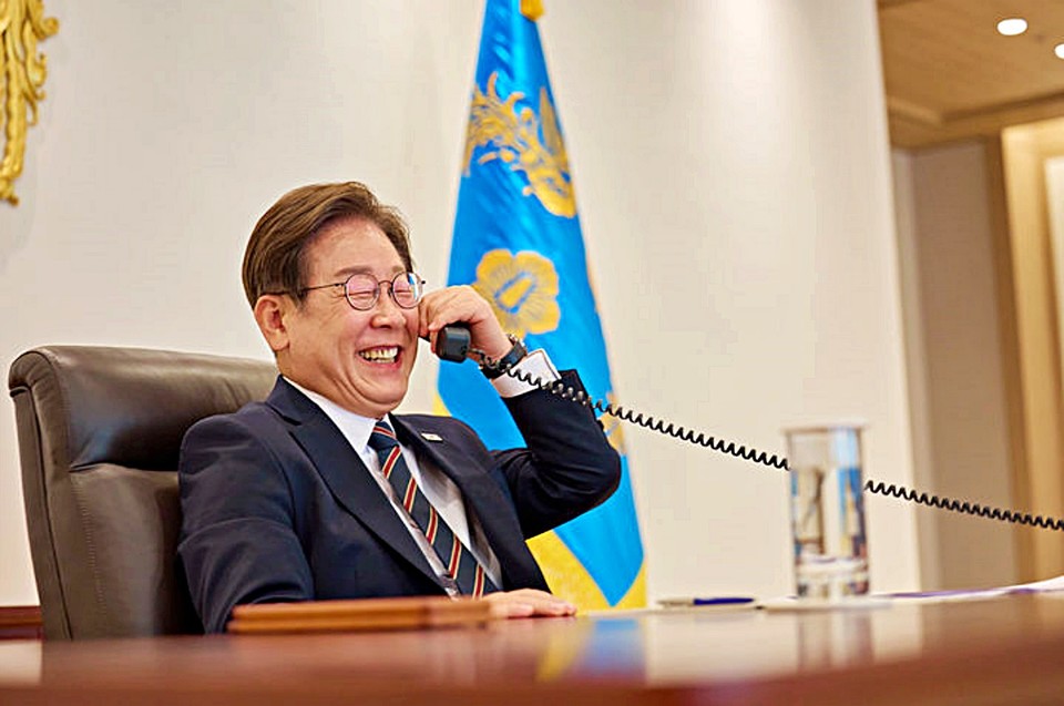 이재명 대통령이 지난 9일 서울 용산구 대통령실 청사 집무실에서 이시바 시게루 일본 총리와 전화 통화를 위해 수화기를 들고 있다. / 사진 = 대통령실 제공