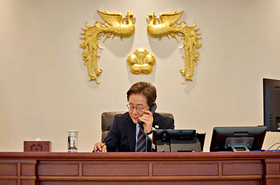 이재명 대통령이 지난 9일 서울 용산구 대통령실 청사 집무실에서 이시바 시게루 일본 총리와 전화 통화를 위해 수화기를 들고 있다. / 사진 = 대통령실 제공