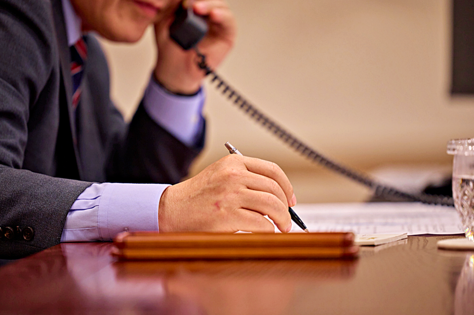 이재명 대통령이 12일 서울 용산구 대통령실 청사 집무실에서 전화 통화를 하며 메모하고 있다. (2025.06.12) / 사진 = 대통령실 제공
