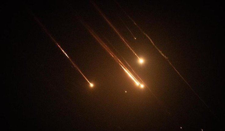 1일 이스라엘이 요격한 이란의 발사체가 예루살렘 상공을 날아가고 있다. 2024.10.1/신화=서울뉴스통신