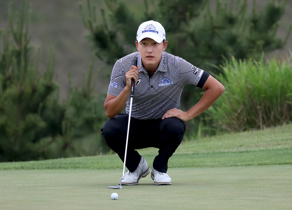 김백준이 10번홀 그린에서 퍼팅 라인을 살피고 있다. 사진제공 KPGA