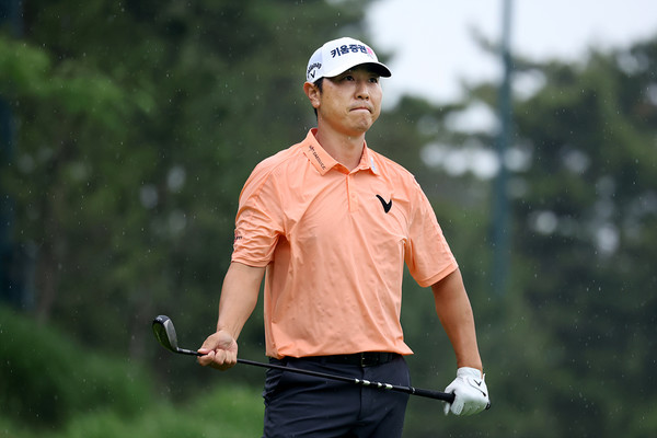 배상문이 18번홀 세컨 미스후 볼의 방향을 바라보고있다. 사진제공 KPGA