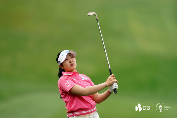 유현조가 13일 충북 음성 레인보우힐스 컨트리클럽에서 열린 대한골프협회(KGA) 주최·주관 DB그룹 제39회 한국여자오픈골프선수권대회(총상금 12억원·우승상금 3억원) 2라운드에서 아이언샷을 하고 있다. 사진 DB그룹 한국여자오픈 조직위 제공