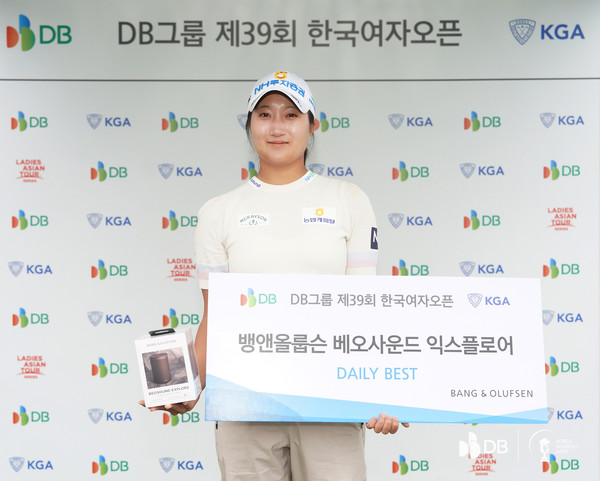 김시현이 충북 음성 레인보우힐스 컨트리클럽에서 열린 대한골프협회(KGA) 주최·주관 DB그룹 제39회 한국여자오픈골프선수권대회(총상금 12억원·우승상금 3억원) 2라운드에서 유현조와 공동 선두를 달렸다. 사진은 김시현 선수. DB그룹 한국여자오픈 조직위 제공