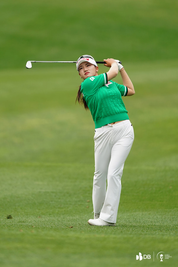 노승희가 13일 충북 음성 레인보우힐스 컨트리클럽에서 열린 대한골프협회(KGA) 주최·주관 DB그룹 제39회 한국여자오픈골프선수권대회(총상금 12억원·우승상금 3억원) 2라운드에서 아이언샷을 하고 있다. 사진 DB그룹 한국여자오픈 조직위 제공 