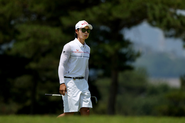 이형준이 14일 경기도 안산시 더헤븐 컨트리클럽(파72·7293야드)에서 열린 하나은행 인비테이셔널 대회 3라운드 3번 홀에서 세컨 아이언 샷 후 볼의 방향 바라보고 있다. 사진제공 KPGA