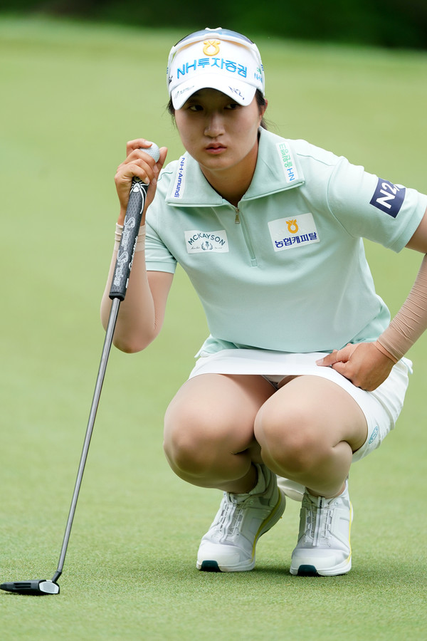 김시현이 충북 음성 레인보우힐스 컨트리클럽에서 열린 대한골프협회(KGA) 주최·주관 DB그룹 제39회 한국여자오픈골프선수권대회(총상금 12억원·우승상금 3억원) 3라운드에서 퍼팅라이를 읽고 있다. 사진 골프채널