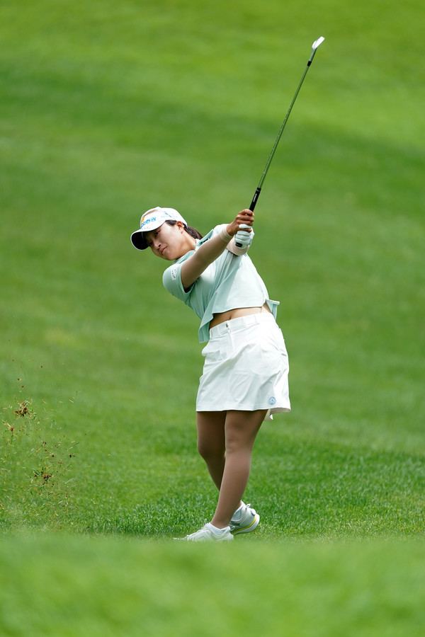 김시현이 충북 음성 레인보우힐스 컨트리클럽에서 열린 대한골프협회(KGA) 주최·주관 DB그룹 제39회 한국여자오픈골프선수권대회(총상금 12억원·우승상금 3억원) 3라운드에서 아이언 샷을 하고 있다. 사진 골프채널