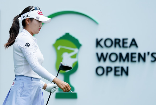 노승희가 충북 음성 레인보우힐스 컨트리클럽에서 열린 대한골프협회(KGA) 주최·주관 DB그룹 제39회 한국여자오픈골프선수권대회(총상금 12억원·우승상금 3억원) 3라운드에서 드라이버 티샷 후 돌아가고 있다. 사진 골프채널