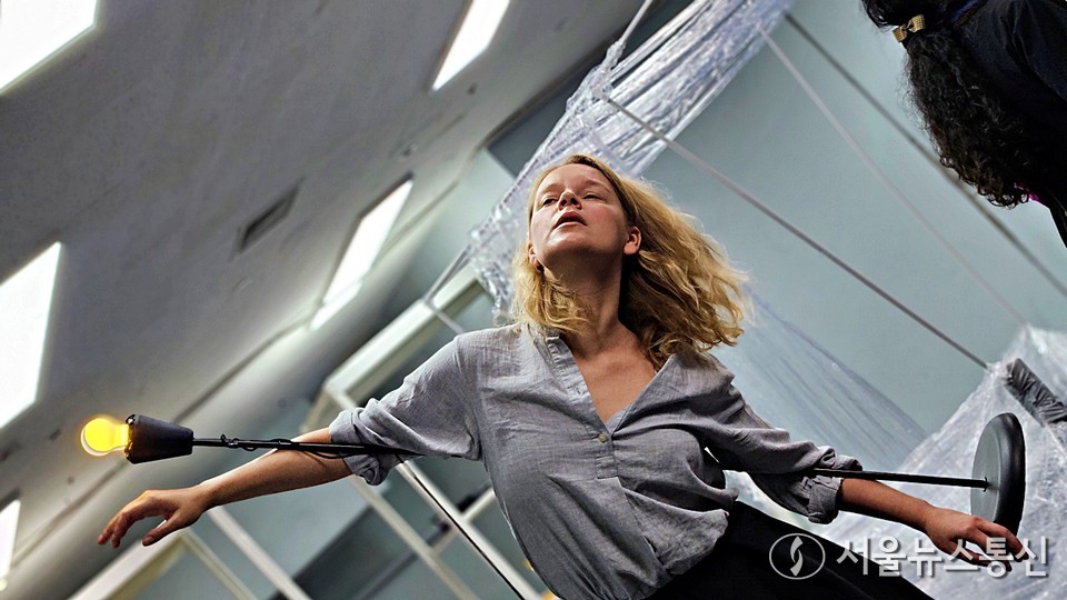 극단 피악이 대한민국 광복 80주년을 맞아 인문학적 성찰 시리즈 19번째 작품으로 신작 연극 '파리의 두 여인'을 무대에 올린다. / 사진 = 극단 피악 제공