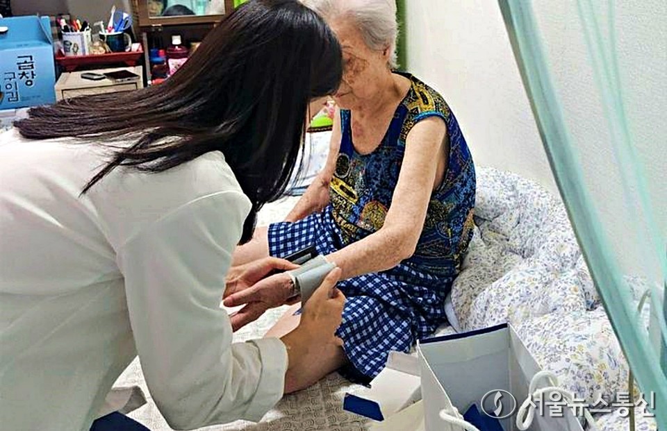 보건 전문가가 지역주민 혈압을 측정 중인 모습. / 사진 = 한국마사회 제공