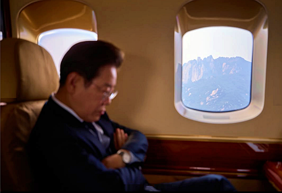 이재명 대통령이 지난 13일 용산 대통령실 청사에서 전용 헬리콥터에 탑승해 있다. (2025.06.14) / 사진 = 이재명 대통령 SNS 갈무리