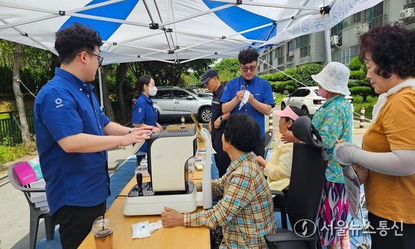 17일 밀양시 가곡주공아파트에서 진행된 어르신 돋보기안경 나눔 행사