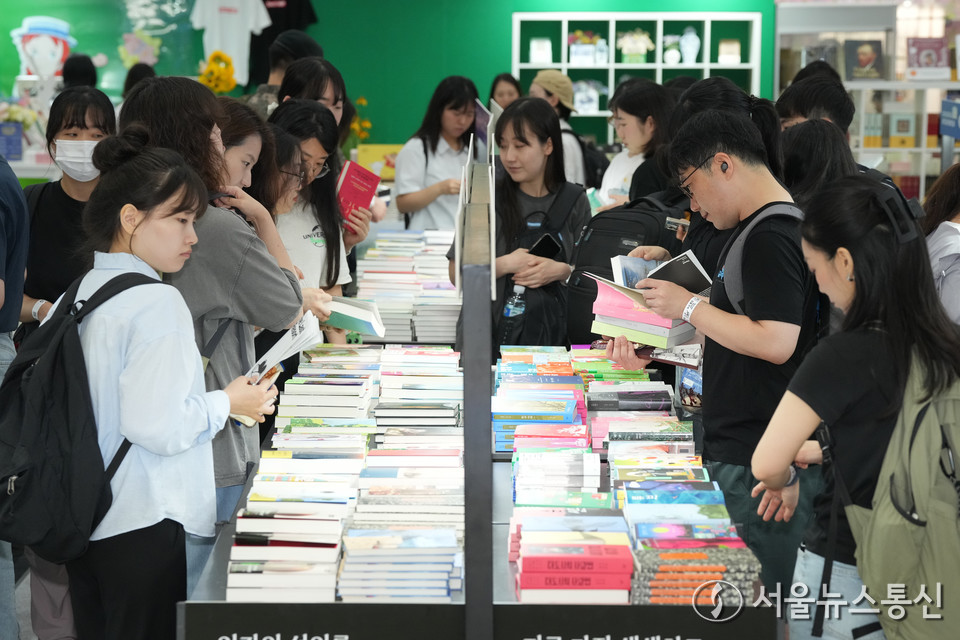 18일 서울 강남구 삼성동 코엑스에서 열린 2025 서울국제도서전에서 관람객들이 책을 살피고 있다. (2025.06.18) / 사진 = 서울뉴스통신 이성현 기자