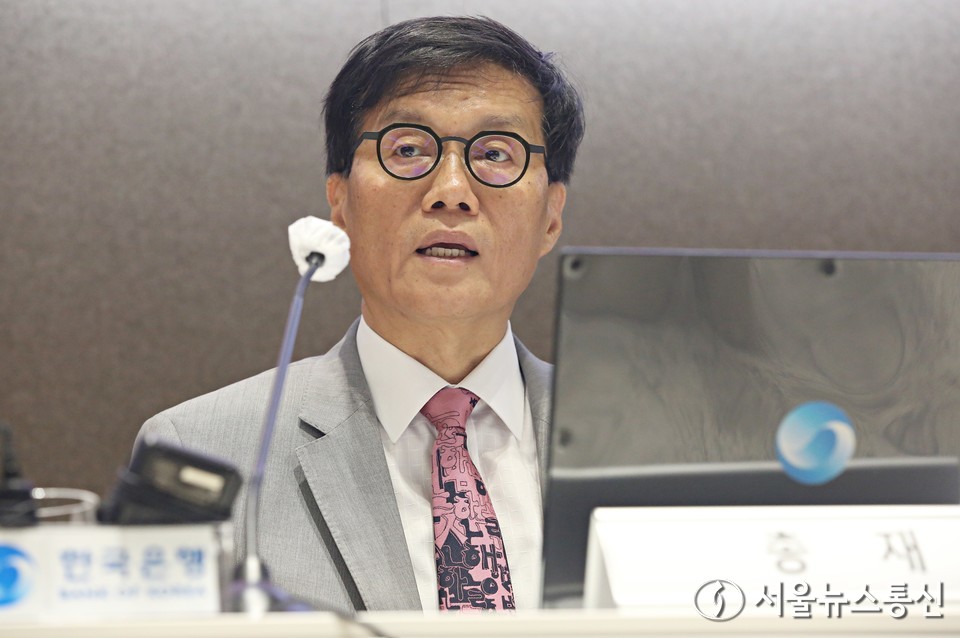 이창용 한국은행 총재가 18일 서울 중구 한국은행에서 열린 2025년 상반기 물가안정목표 운영상황 점검 설명회에서 취재진 질문에 답변하고 있다. (2025.06.18) / 사진 = 서울뉴스통신 신현성 기자