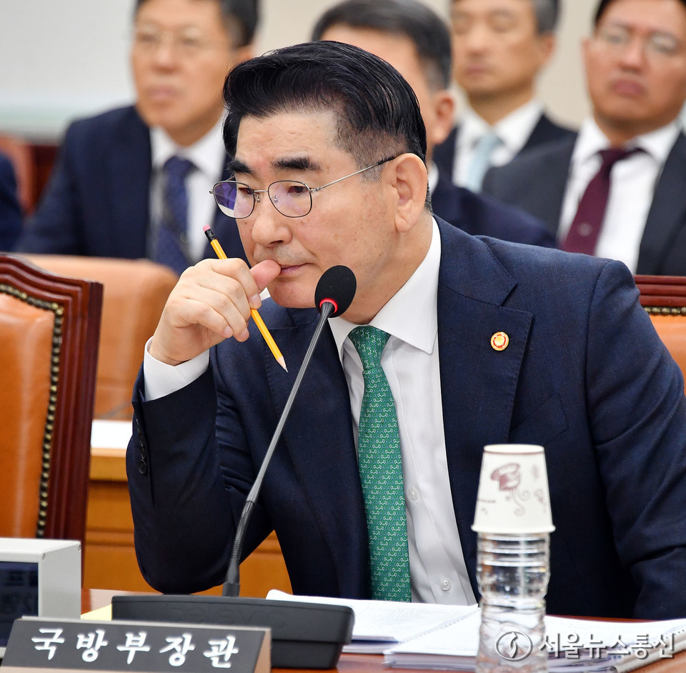김용현 국방부 장관이 15일 오전 서울 여의도 국회에서 열린 국방위원회 전체회의에서 추미애 더불어민주당 의원이 준비한 '윤석열 대통령 군 골프장 출입 정황(8회)' 관련 자료 화면을 바라보고 있다. (2024.11.15) / 사진 = 서울뉴스통신 신현성 기자