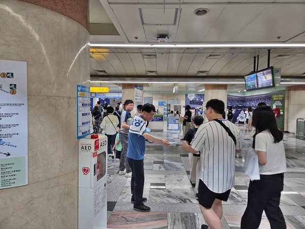 대구공공시설관리공단 운영지원처는 18일 대구지하철 2호선 수성알파시티역에서 지하철 이용객과 삼성라이온즈 야구 경기 관람객을 대상으로 청렴 캠페인을 진행했다.