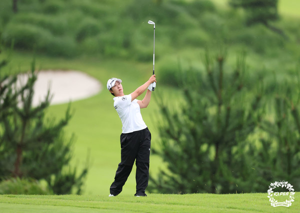 박지영이 더헤븐 마스터즈 1R 10번홀에서 아이언샷