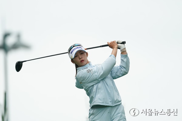‘초대 챔피언’배소현이 경기 안산 더헤븐CC에서 열린 KLPGA투어 더헤븐 마스터즈대회 1라운드에서 드라이버 티샷하고 있다. 디펜딩 챔피언인 배소현은 1라운드 기상악화로 경기가 순연, 2라운드 이날 오후 5시 30분에 티업에 들어간다. 2025.06.21. 사진제공 골프채널 강병구 기자