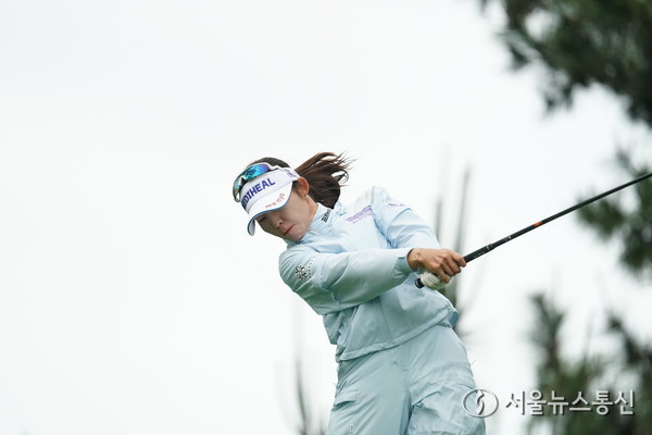 ‘초대 챔피언’배소현이 경기 안산 더헤븐CC에서 열린 KLPGA투어 더헤븐 마스터즈대회 1라운드에서 드라이버 티샷하고 있다. 디펜딩 챔피언인 배소현은 1라운드 기상악화로 경기가 순연, 2라운드 이날 오후 5시 30분에 티업에 들어간다. 2025.06.21. 사진제공 골프채널 강병구 기자