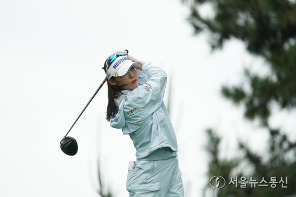 ‘초대 챔피언’배소현이 경기 안산 더헤븐CC에서 열린 KLPGA투어 더헤븐 마스터즈대회 1라운드에서 드라이버 티샷하고 있다. 디펜딩 챔피언인 배소현은 1라운드 기상악화로 경기가 순연, 2라운드 이날 오후 5시 30분에 티업에 들어간다. 2025.06.21. 사진제공 골프채널 강병구 기자