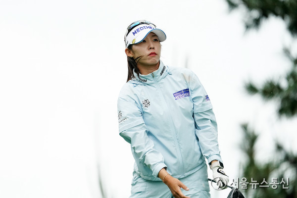 ‘초대 챔피언’배소현이 경기 안산 더헤븐CC에서 열린 KLPGA투어 더헤븐 마스터즈대회 1라운드에서 드라이버 티샷하고 있다. 디펜딩 챔피언인 배소현은 1라운드 기상악화로 경기가 순연, 2라운드 이날 오후 5시 30분에 티업에 들어간다. 2025.06.21. 사진제공 골프채널 강병구 기자