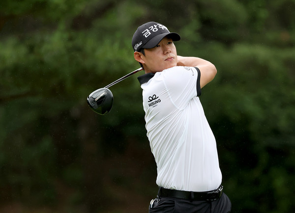 신용구가 지난 20일 경남 양산의 에이원CC(파71)에서 열린 제68회 한국프로골프 선수권대회 둘째 날 15번 홀에서 드라이버 티샷하고 있다. 사진제공 KPGA