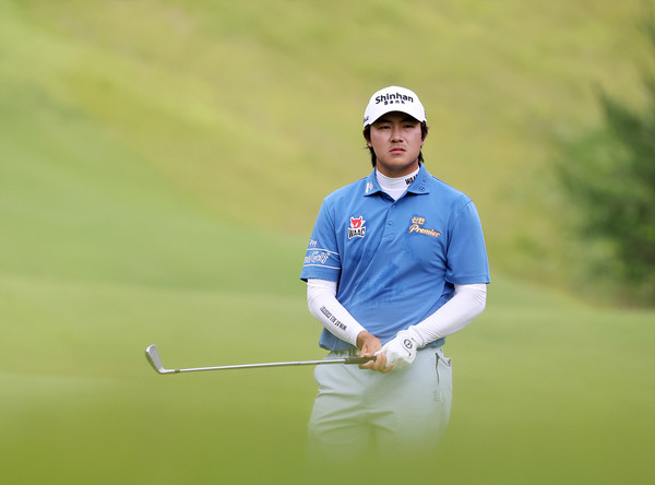 김성현이 지난 20일 경남 양산의 에이원CC(파71)에서 열린 제68회 한국프로골프 선수권대회 둘째 날 13번 홀에서 페어웨이 공략 지점을 바라보고 있다. 2025.06.21. 사진제공 KPGA