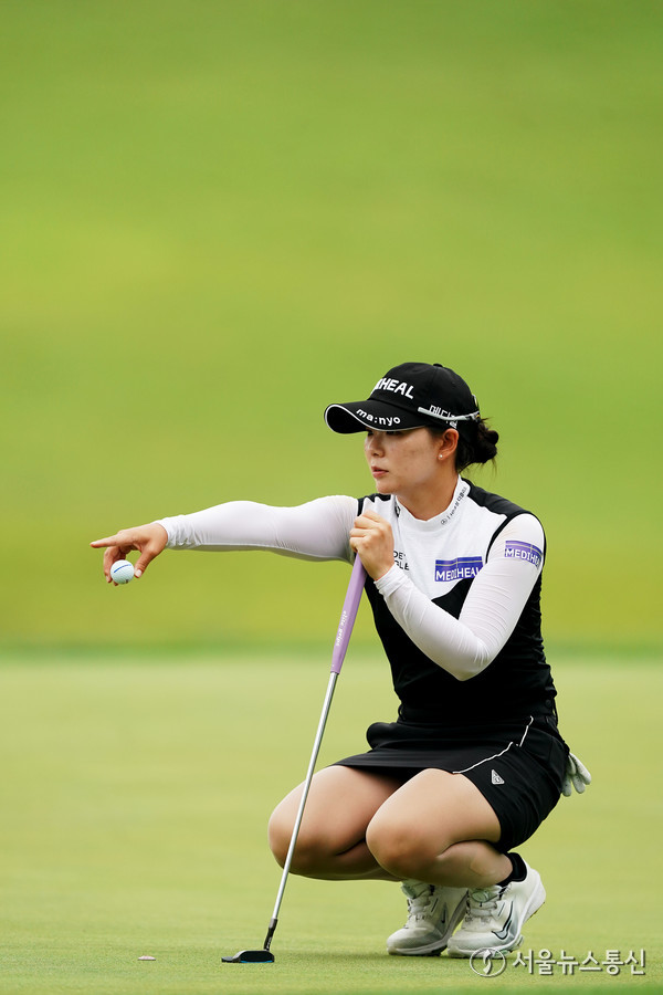 이다연이 한국여자프로골프 투어 더헤븐 마스터즈 둘째 날 단독 선두로 올라섰다. 대회 경기분과위는 최종라운드 세미 샷건 방식으로 티업에 들어간다고 22일 공지했다. 사진 이다연 선수. 사진제공 골프채널 강병구 기자