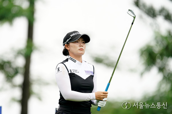 이다연이 한국여자프로골프 투어 더헤븐 마스터즈 둘째 날 단독 선두로 올라섰다. 대회 경기분과위는 최종라운드 세미 샷건 방식으로 티업에 들어간다고 22일 공지했다. 사진 이다연 선수. 사진제공 골프채널 강병구 기자