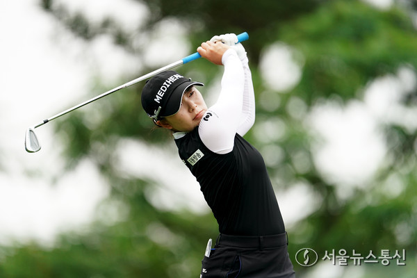 이다연이 한국여자프로골프 투어 더헤븐 마스터즈 둘째 날 단독 선두로 올라섰다. 대회 경기분과위는 최종라운드 세미 샷건 방식으로 티업에 들어간다고 22일 공지했다. 사진 이다연 선수. 사진제공 골프채널 강병구 기자