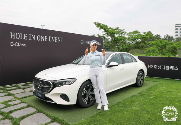 홀인원 부상으로 메르세데스-벤츠 E 200 AVANTGARDE 차량을 받은 윤선정 선수 . 사진제공 KLPGA