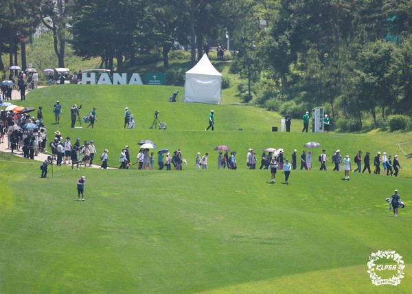 22일 경기 안산 대부도에 위치한 더헤븐 마스터즈 파이널라운드가 열리는 더헤븐CC에는 이날만 7000명이상의 갤러리가 운집해 프로들의 환상적인 샷에 감탄하고 응원했다. 사진제공 KLPGA