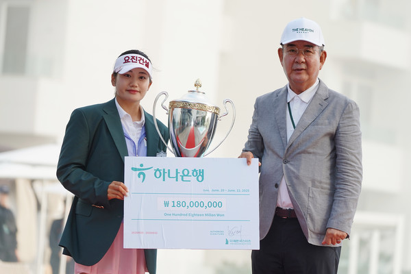 권모세 더헤븐리조트 회장(사진 오른쪽)이 2025 더헤븐마스터즈 우승자 노승희에게 상금 1억8000만원을 전달 한 후 기념촬영하고 있다. 사진제공 골프채널 강병구 기자