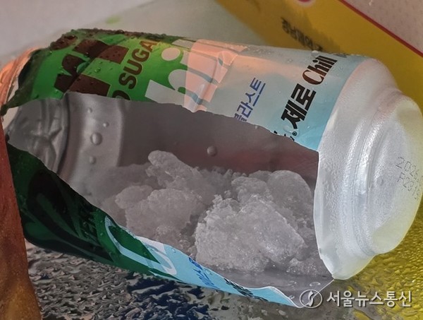C사에서 출시한 무설탕 음료 캔 ‘S모 zerosugar’가 지난 20일 오후 S시의회 별관 2층과 인접한 W휴게실 내 비치된 C사 냉장고 안에서 원인 모를 폭발이 일어났다. 냉장고 내 캔 음료 폭발이 얼마나 쎈지 캔이 반쪽으로 찢어졌다. 찢어진 캔 음료 안에는 얼음이 들어있다. 2025.06.23. 사진 공동취재