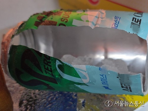 C사에서 출시한 무설탕 음료 캔 ‘S모 zerosugar’가 지난 20일 오후 S시의회 별관 2층과 인접한 W휴게실 내 비치된 C사 냉장고 안에서 원인 모를 폭발이 일어났다. 냉장고 내 캔 음료 폭발이 얼마나 쎈지 캔이 반쪽으로 찢어졌다. 찢어진 캔 음료 안에는 얼음이 들어있다. 2025.06.23. 사진 공동취재