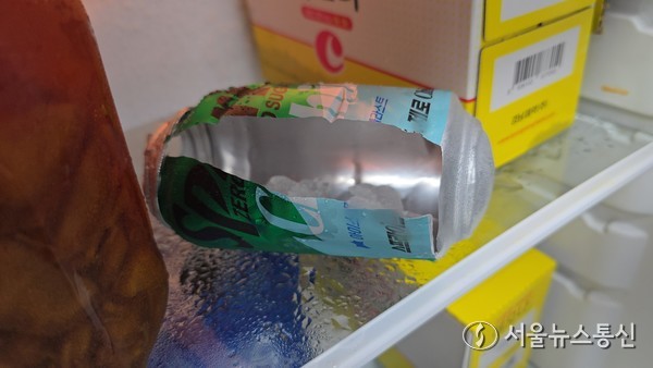 C사에서 출시한 무설탕 음료 캔 ‘S모 zerosugar’가 지난 20일 오후 S시의회 별관 2층과 인접한 W휴게실 내 비치된 C사 냉장고 안에서 원인 모를 폭발이 일어났다. 냉장고 내 캔 음료 폭발이 얼마나 쎈지 캔이 반쪽으로 찢어졌다. 찢어진 캔 음료 안에는 얼음이 들어있다. 2025.06.23. 사진 공동취재