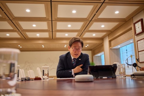 이재명 대통령은 23일 서울 용산구 대통령실에서 프라보워 수비안토 인도네시아 대통령과 첫 전화 통화를 하고 있다. 2025.6.23/사진=이재명 대통령 SNS
