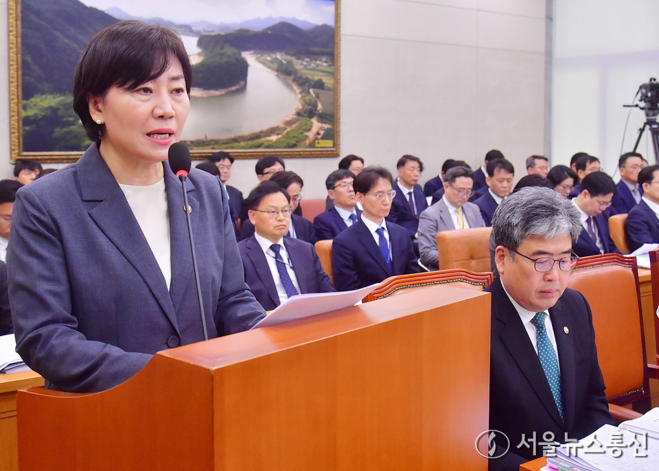 송미령 농림축산식품부 장관이 10일 오전 서울 여의도 국회에서 열린 농림축산식품해양수산위원회 전체회의에서 산불 피해지역 농업인 지원대책 현안보고를 하고 있다. (2025.04.10) / 사진 = 서울뉴스통신 이민희 기자