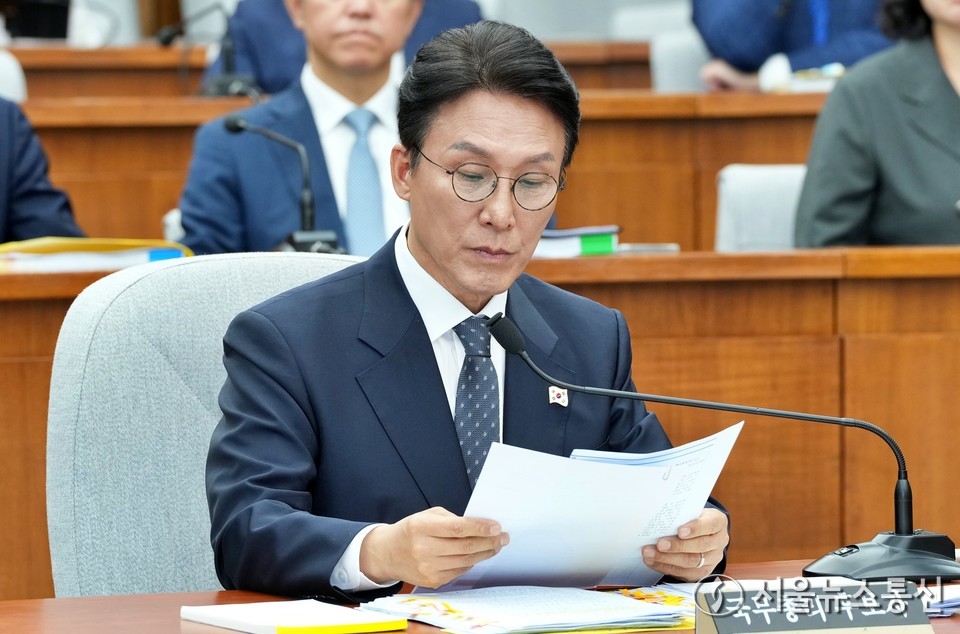 김민석 국무총리 후보자가 24일 서울 여의도 국회에서 열린 인사청문회에서 자료를 살피고 있다. (2025.06.24) / 사진 = 서울뉴스통신 신현성 기자