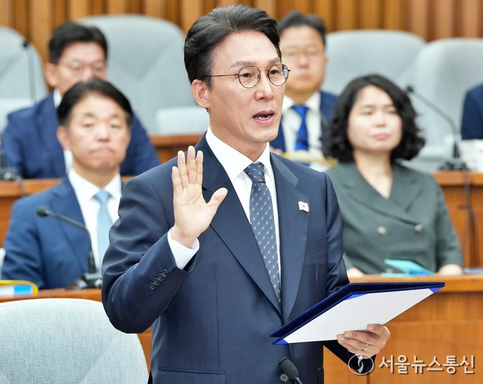 김민석 국무총리 후보자가 24일 오전 서울 여의도 국회에서 열린 국무총리 임명동의에 관한 인사청문특별위원회 전체회의에서 선서하고 있다. (2025.06.24) / 사진 = 서울뉴스통신 신현성 기자