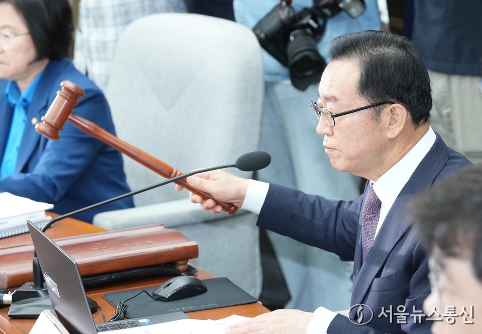 이종배 국회 인사청문특별위원장이 24일 서울 여의도 국회에서 열린 김민석 국무총리 인사청문회에서 의사봉을 두드리고 있다. (2025.06.24) / 사진 = 서울뉴스통신 신현성 기자