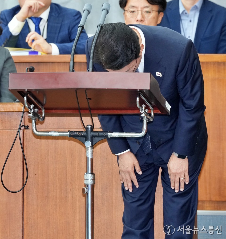 김민석 국무총리 후보자가 24일 서울 여의도 국회에서 열린 인사청문회에서 고개 숙여 인사를 하고 있다. (2025.06.24) / 사진 = 서울뉴스통신 신현성 기자