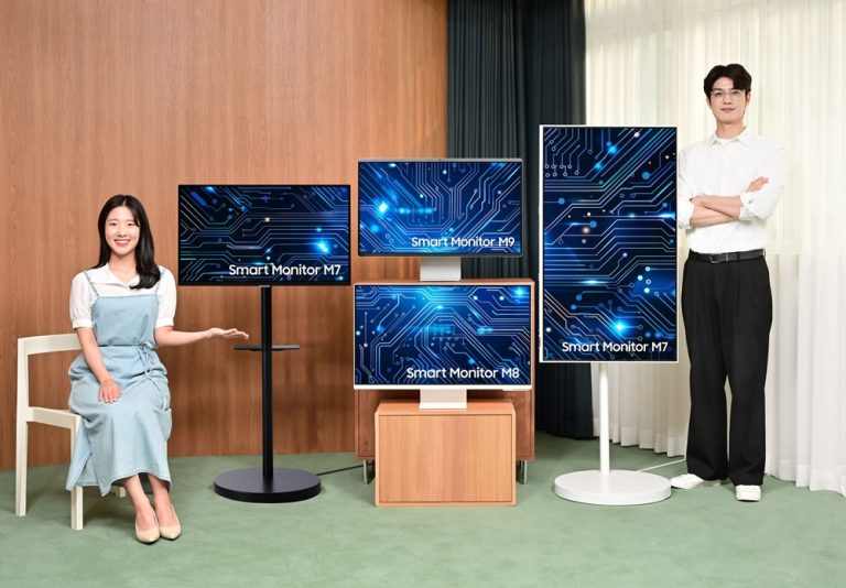 삼성전자 모델이 2025년형 스마트모니터 신제품 3종과 무빙스탠드 신제품을 소개하고 있다. / 삼성전자 제공