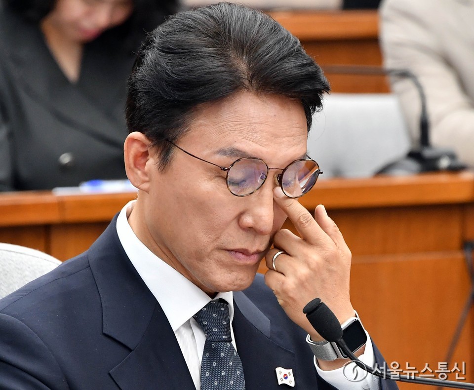 김민석 국무총리 후보자가 24일 서울 여의도 국회에서 열린 국무총리 임명동의에 관한 인사청문특별위원회 전체회의에서 눈을 만지고 있다. (2025.06.24) / 사진 = 서울뉴스통신 신현성 기자