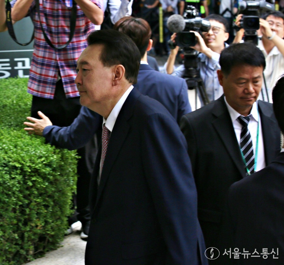 윤석열 전 대통령이 9일 서울 서초구 서울중앙지방법원에서 열린 내란 우두머리 혐의·직권남용 권리행사 방해 혐의 사건 6차 공판에 출석하고 있다. (2025.06.09) / 사진 = 서울뉴스통신 신현성 기자