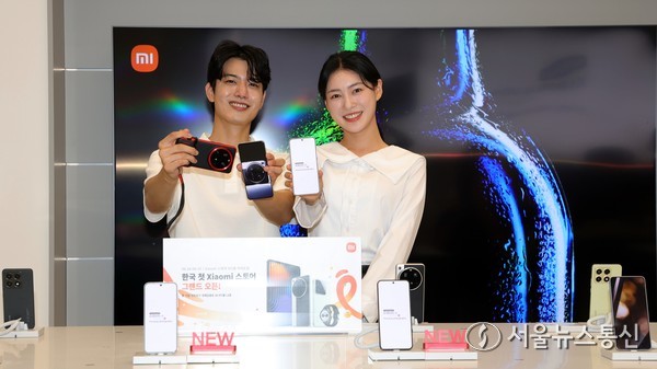 25일, 샤오미 Xiaomi 스토어 서울 IFC몰 여의도점에서 개최된 행사에서 모델들이 샤오미15 울트라 포토그래피 키트와 샤오미 15 울트라, 샤오미 15를 시연하고 있다. 사진 신현성 기자 