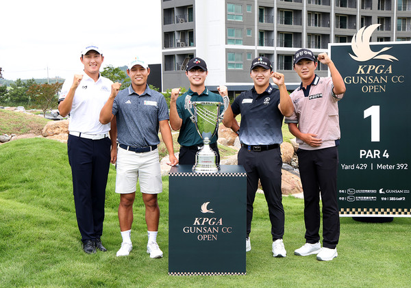 포토콜에 참여해 포즈를 취하고 있는 김백준, 문도엽, 배용준, 김홍택, 옥태훈(좌로부터)